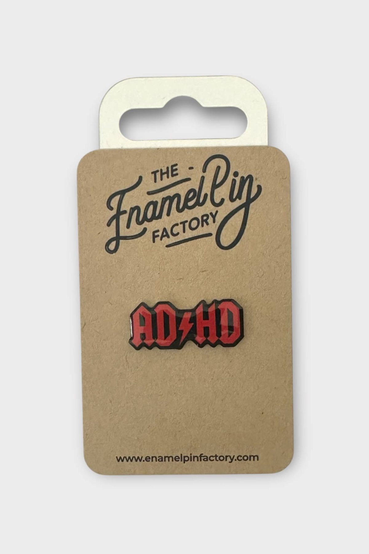 Pin monteret på genanvendt papkort fra The Enamel Pin Factory.