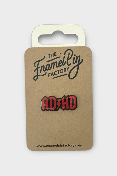 Pin monteret på genanvendt papkort fra The Enamel Pin Factory.
