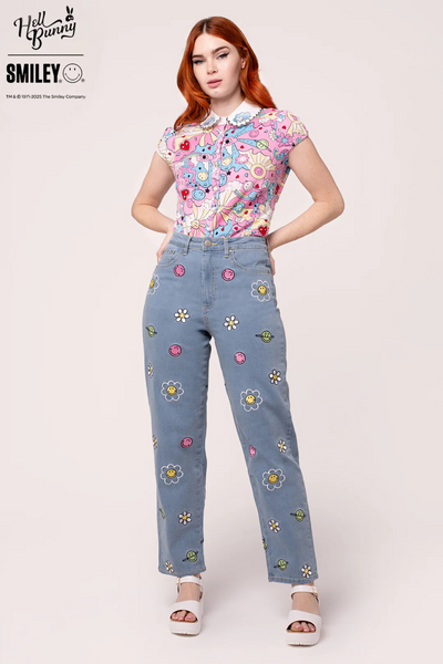 Model iført Lottie Jeans og Loulou Blouse, viser jeansenes front og fuldt outfit.