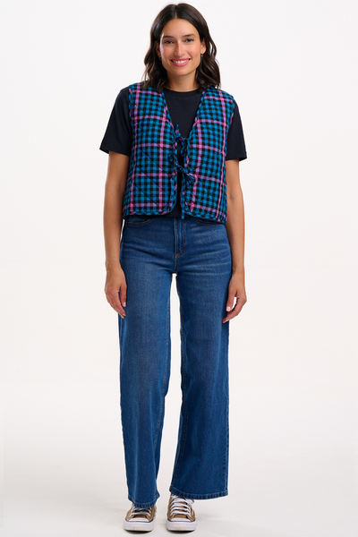 Vesten stylet over sort T-shirt og jeans, quiltet struktur