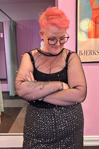 Heidi fra Happy Fashion står med krydsede arme, iført ligera mesh top med perler og silili sten.