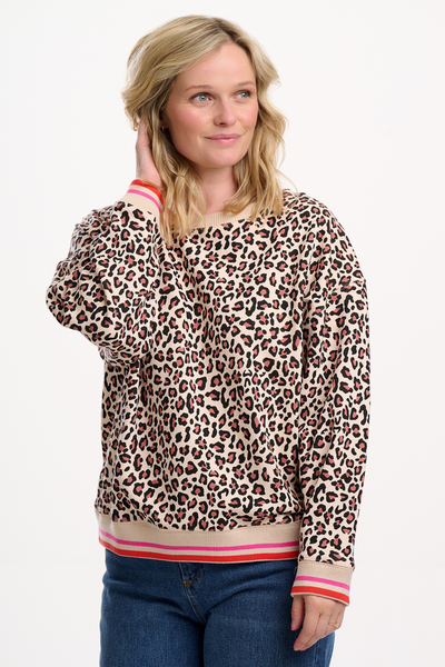 Model iført Eadie Relaxed Sweatshirt i leopardprint set forfra, stylet med jeans.