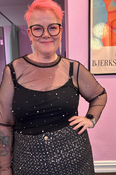 Heidi fra Happy Fashion, iført ligera mesh top med perler og silili sten.