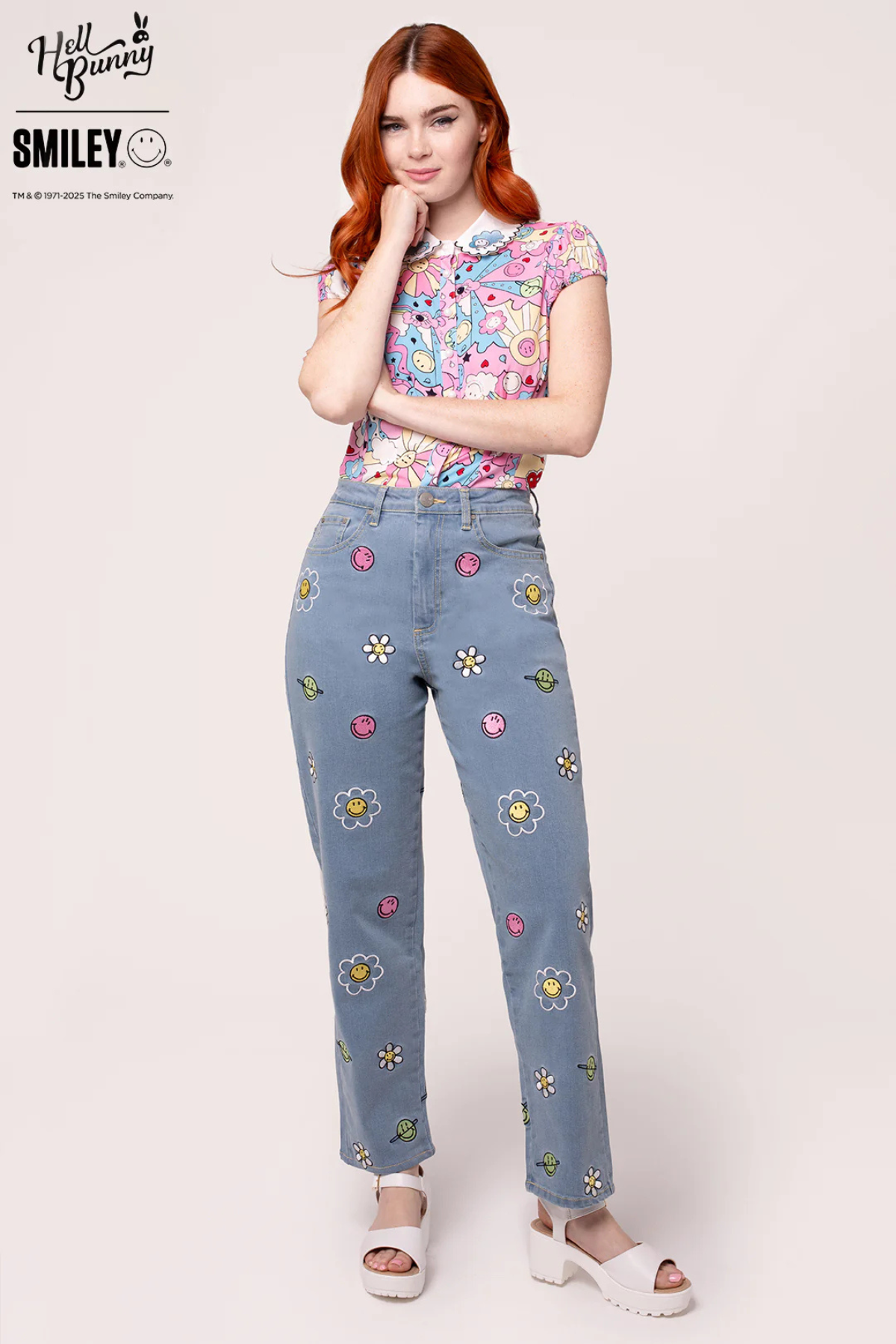 Model i Lottie Jeans og Loulou Blouse, poserer med hånden under hagen.
