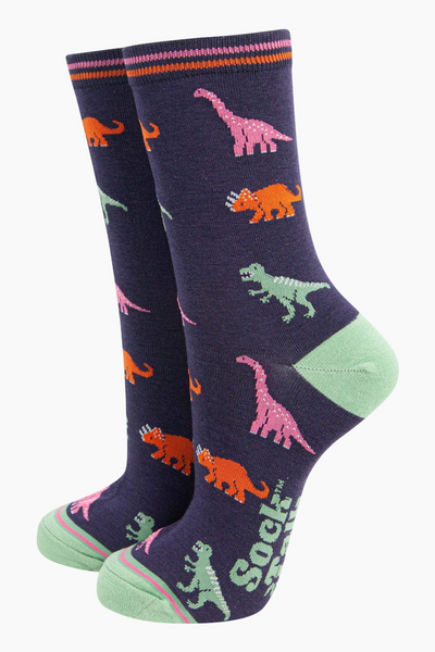 Et par bambussokker med dinosaurmønster i Mint, pink og orange på mørk baggrund. Mint tå og hæl, stribet skaft i pink og orange.