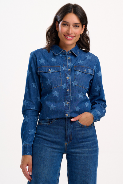 Model iført blå denimskjorte med stjerneprint, lange ærmer og brystlommer, Sugarhill Brighton.