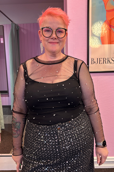 Heidi fra Happy Fashion, iført ligera mesh top med perler og silili sten.