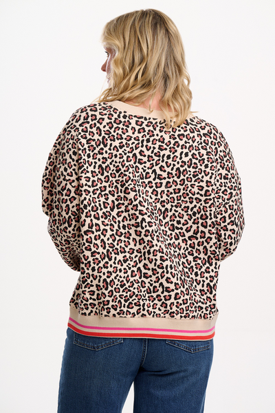 Bagside af Eadie Relaxed Sweatshirt med leopardprint og ribkant.