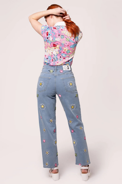 Bagfra billede af modellen i Lottie Jeans og Loulou Blouse, viser jeansenes baglommer og detaljer.