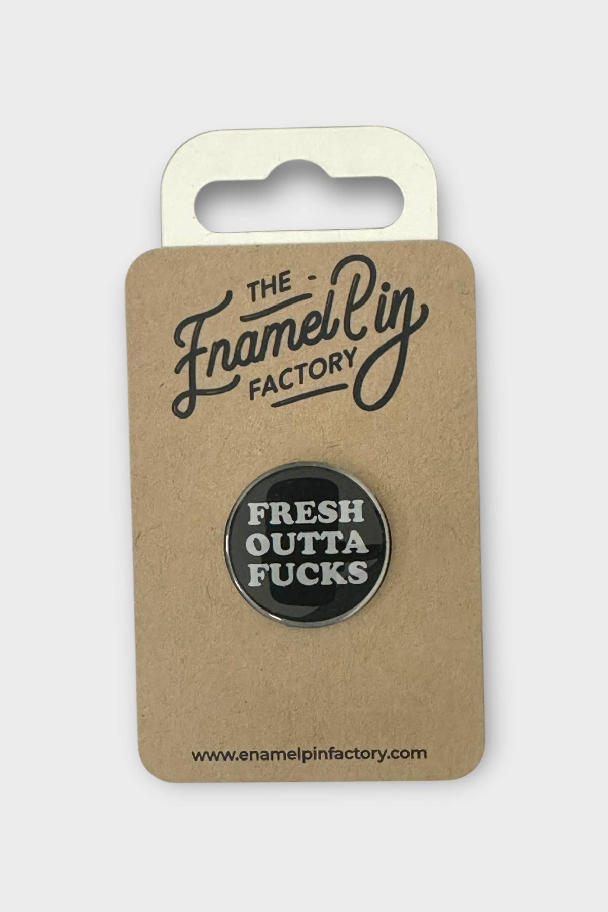 Pin monteret på genanvendt papkort fra The Enamel Pin Factory.