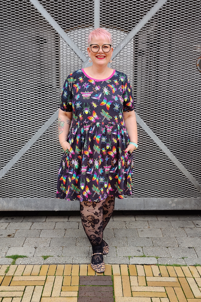 Jersey Kjole med Pride insektprint -  PRIDE Bugs Stretch Smock Dress