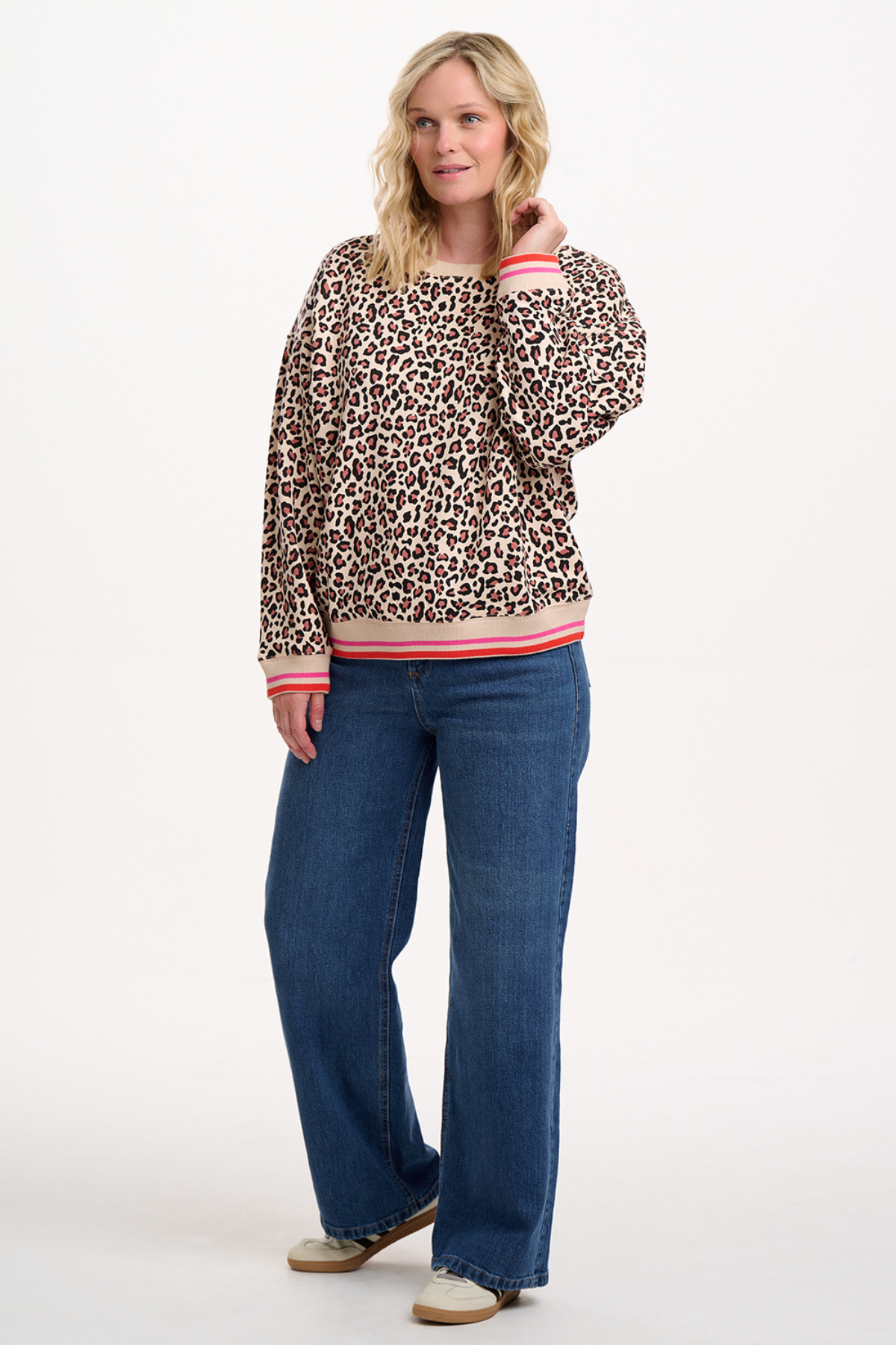 Model viser afslappet hverdagslook med Eadie Sweatshirt og wide leg jeans.