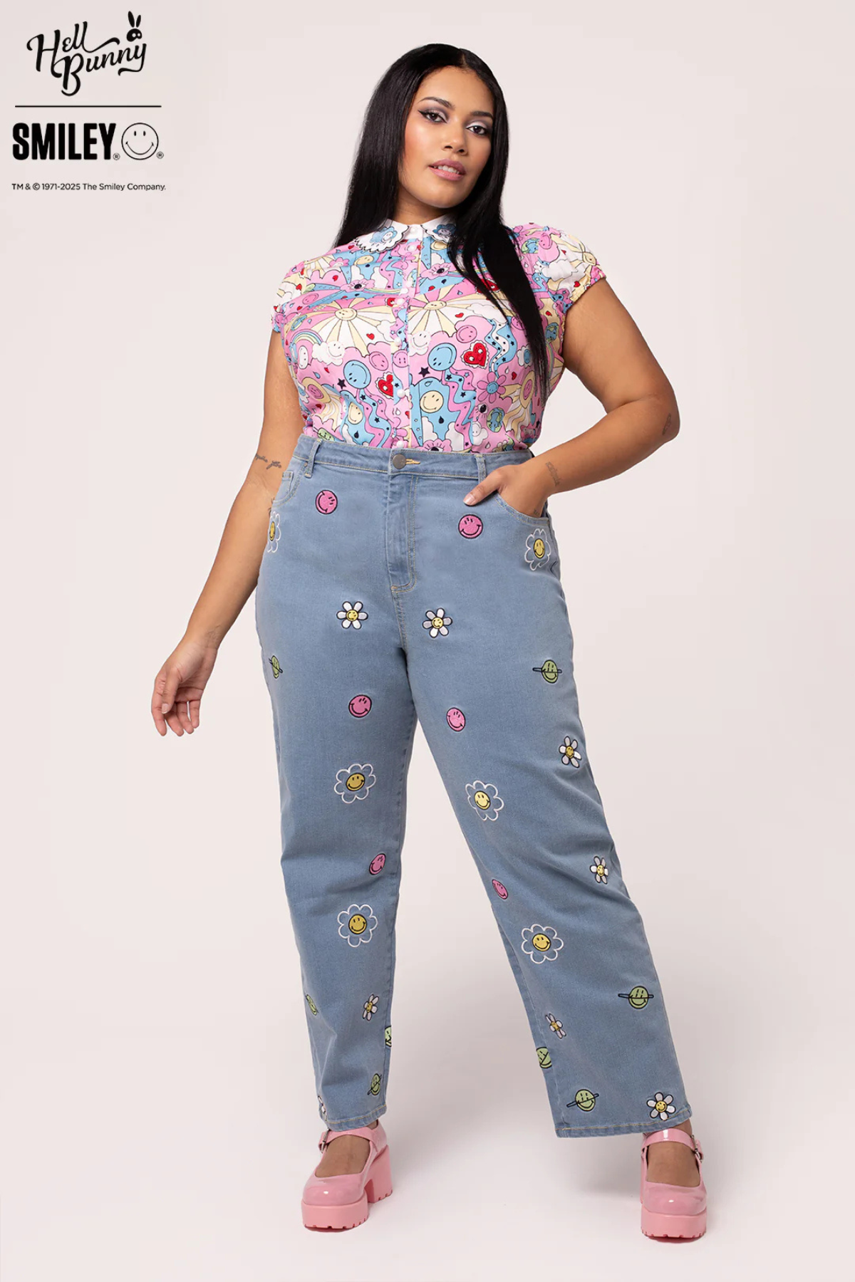 Plus size model iført Lottie Jeans og Loulou Blouse, viser pasformen på kurvede former.
