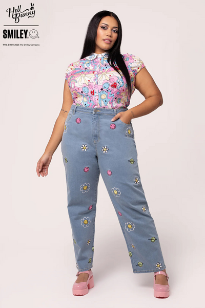 Plus size model iført Lottie Jeans og Loulou Blouse, viser pasformen på kurvede former.