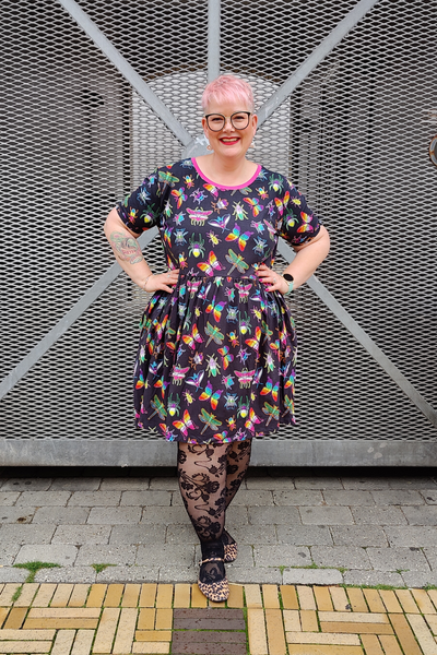 Jersey Kjole med Pride insektprint -  PRIDE Bugs Stretch Smock Dress