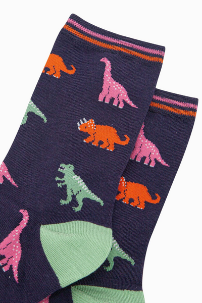 Nærbillede af skaftet med striber og detaljerede dino-motiver.