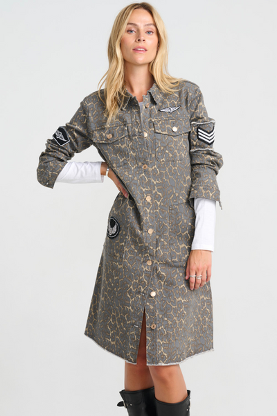 Foxy Leopard lang jakke fra Costamani, frontvisning med badges og gyldne knapper.