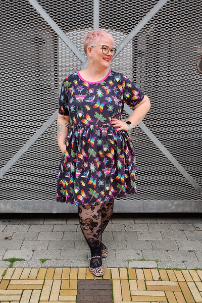 Jersey Kjole med Pride insektprint -  PRIDE Bugs Stretch Smock Dress