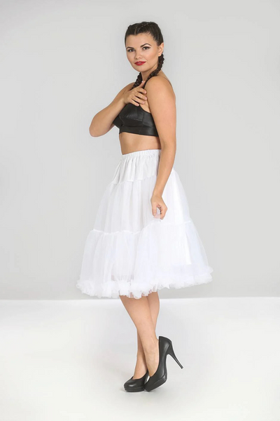 Model iført hvid Penelope petticoat med lag af tyl, set forfra.