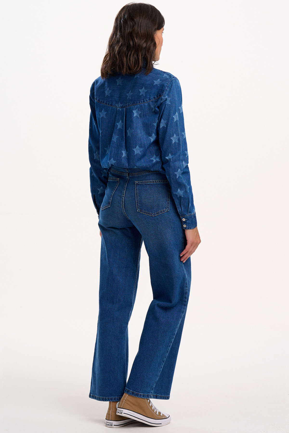 Bagside af ALEXIA denimskjorte med stjerneprint, vist på model iført jeans.