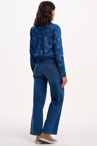 Bagside af ALEXIA denimskjorte med stjerneprint, vist på model iført jeans.