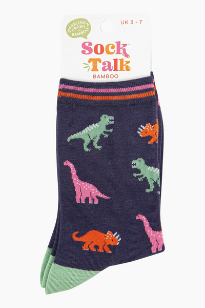 Produktvisning med emballage – sokkerne foldet med Sock Talk-logo og tydeligt dinosaurprint.