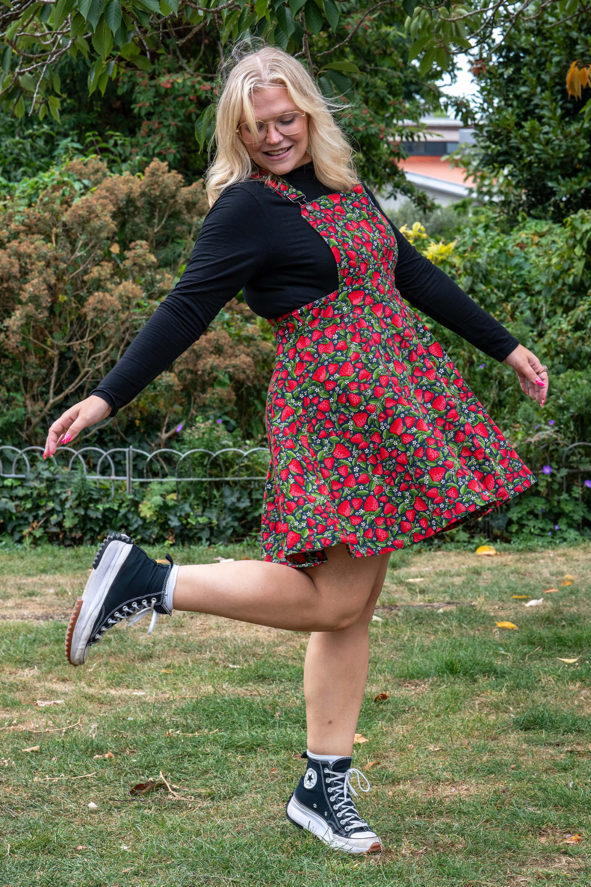 Model i Strawberry Field Pinafore snurrer rundt og viser det flared skørt og bevægelse i stoffet.