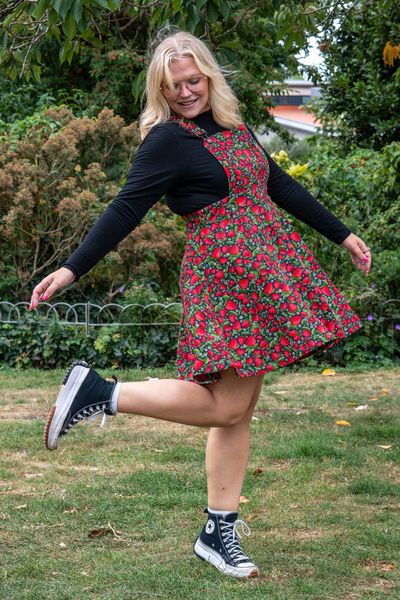 Model i Strawberry Field Pinafore snurrer rundt og viser det flared skørt og bevægelse i stoffet.