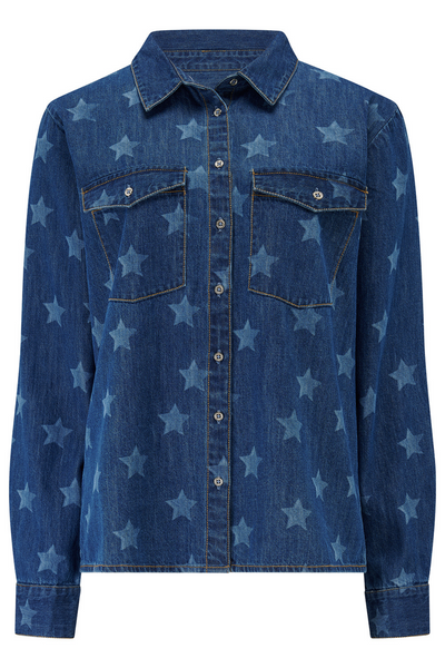 Produktbillede af ALEXIA denimskjorte med stjerneprint, knaplukning og lange ærmer, Sugarhill Brighton.