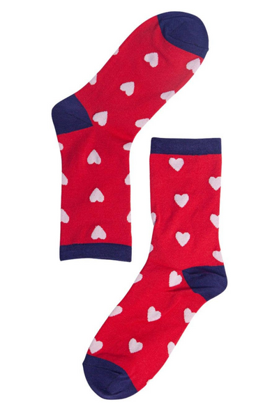 Love Hearts bambusstrømper fra Sock Talk lagt fladt med hjerteprint.