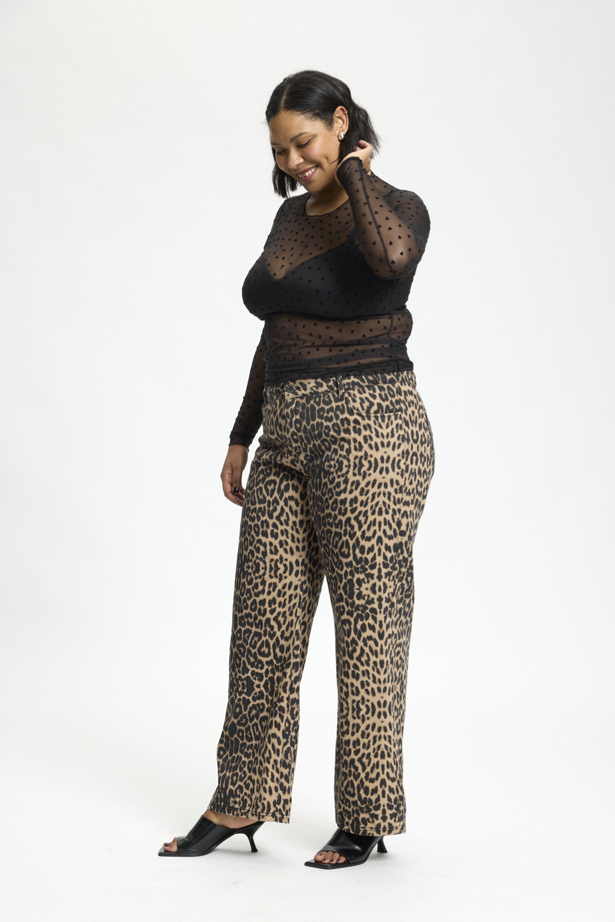 Model i Tora Mesh Bluse og leopardbukser, mod hvid baggrund