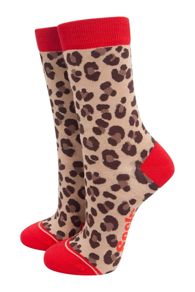 Beige bambusstrømper med leopardprint og røde detaljer, set fra siden.