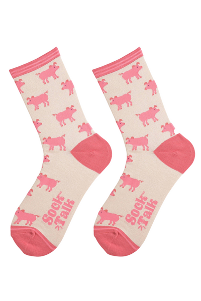 Fladtliggende sokker med tydeligt Sock Talk-logo under foden og all-over grisemønster.