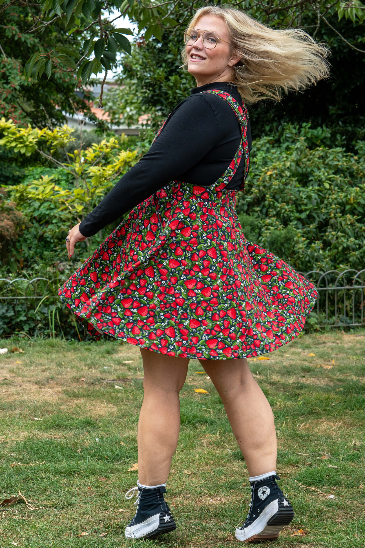 Rebel Romance Strawberry Field Pinafore vist fra siden, med justerbare stropper og sommerligt print.