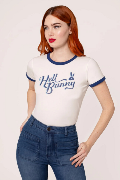 Model iført Hell Bunny Lucy T-shirt i hvid med blå kanter og logo, stylet med højtaljede denimjeans – forfra