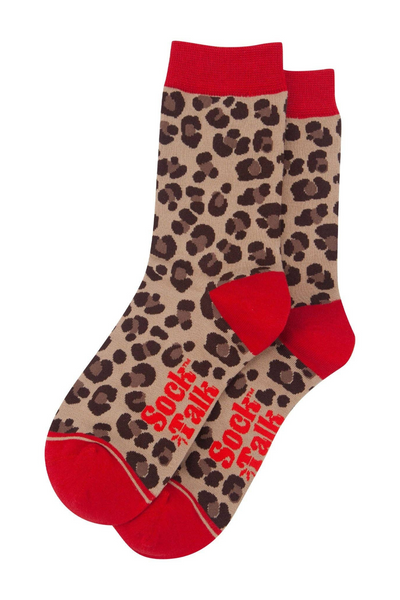 Wild Leopard bambusstrømper fra Sock Talk lagt fladt.