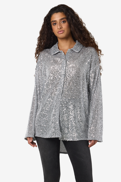Model iført Noisy May Scarlet Sequin Shirt i sølv med lange ærmer – frontvisning, oversized pasform.