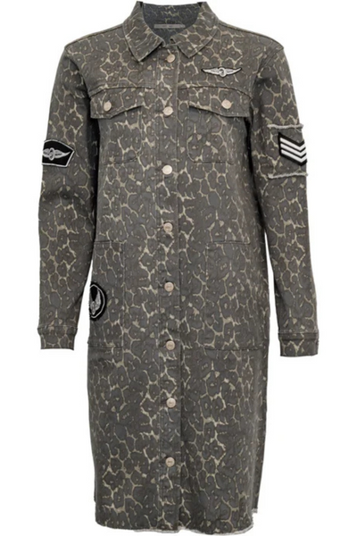 Produktbillede af Foxy Leopard lang jakke med knaplukning og leopardprint.