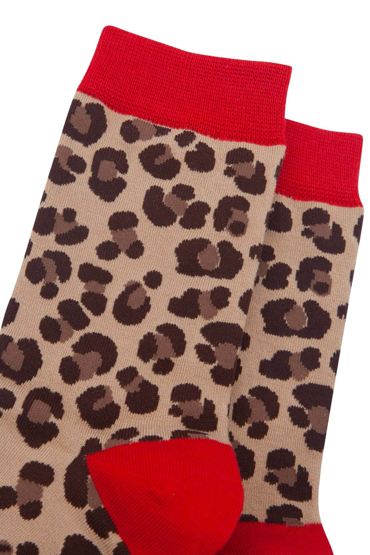 Detalje af leopardprintet på beige bambusstrømper med rød rib.