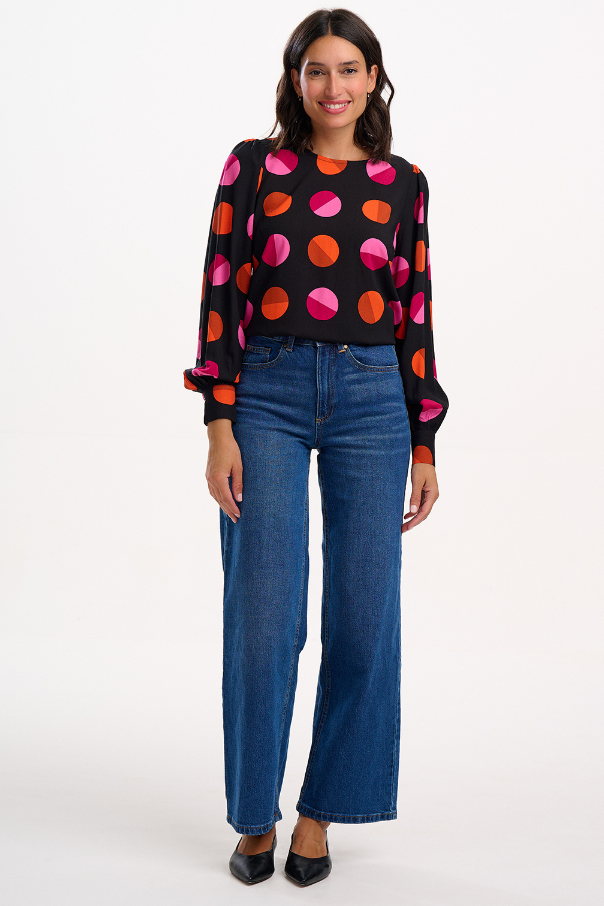 Ronnie Puff Sleeve Top set forfra, stylet med wide leg jeans og sorte sko