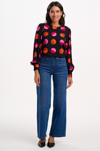 Ronnie Puff Sleeve Top set forfra, stylet med wide leg jeans og sorte sko