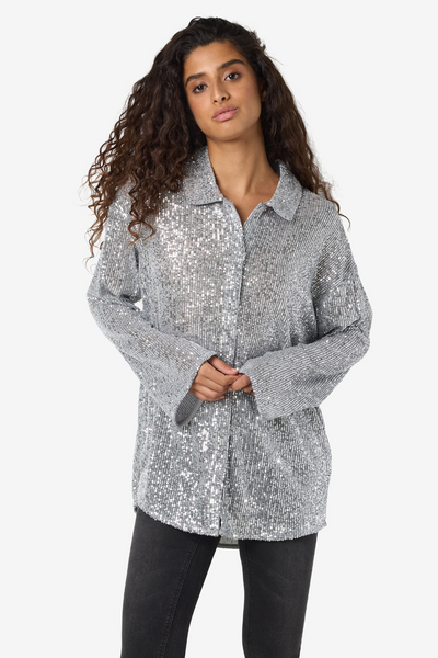 Sølv pailletskjorte fra Noisy May – Scarlet Sequin Shirt – model lukker trykknapper foran.