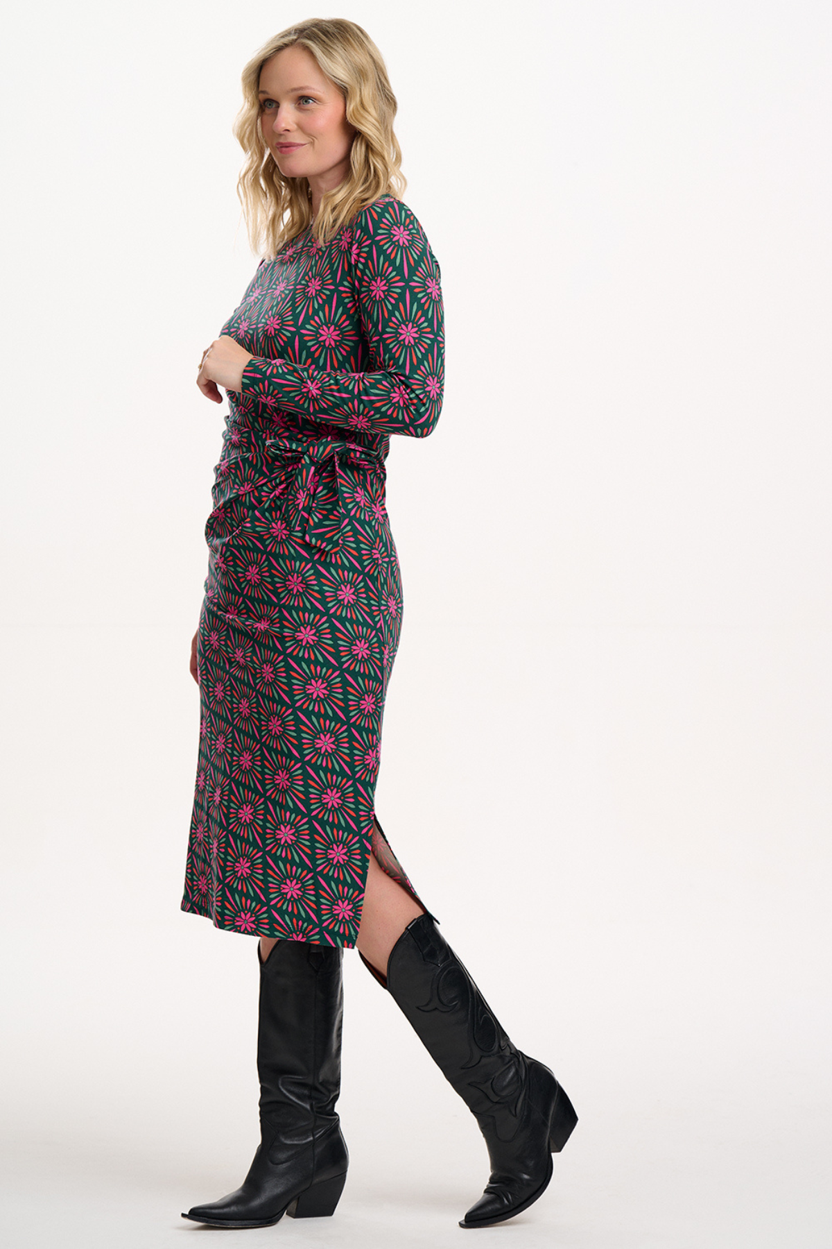 Claudia Jersey Tie Midi Dress set fra siden med bindebånd i taljen