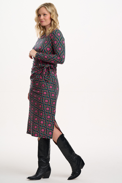 Claudia Jersey Tie Midi Dress set fra siden med bindebånd i taljen