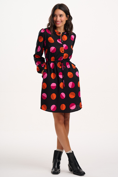 Model iført Flora Mini Shirt Dress – front view med taljesnor