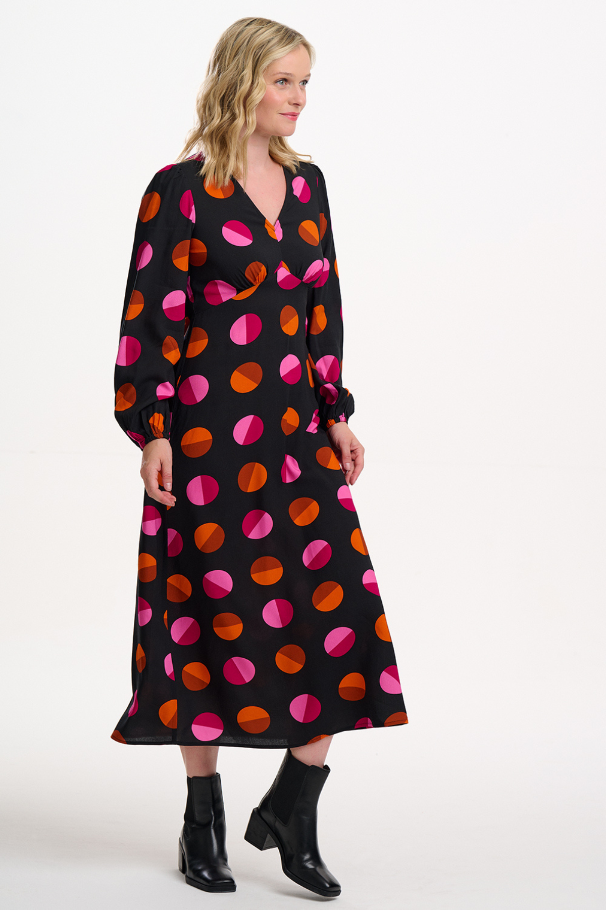Model i Marcie Midi Dress – v-udskæring og lange ærmer i fokus