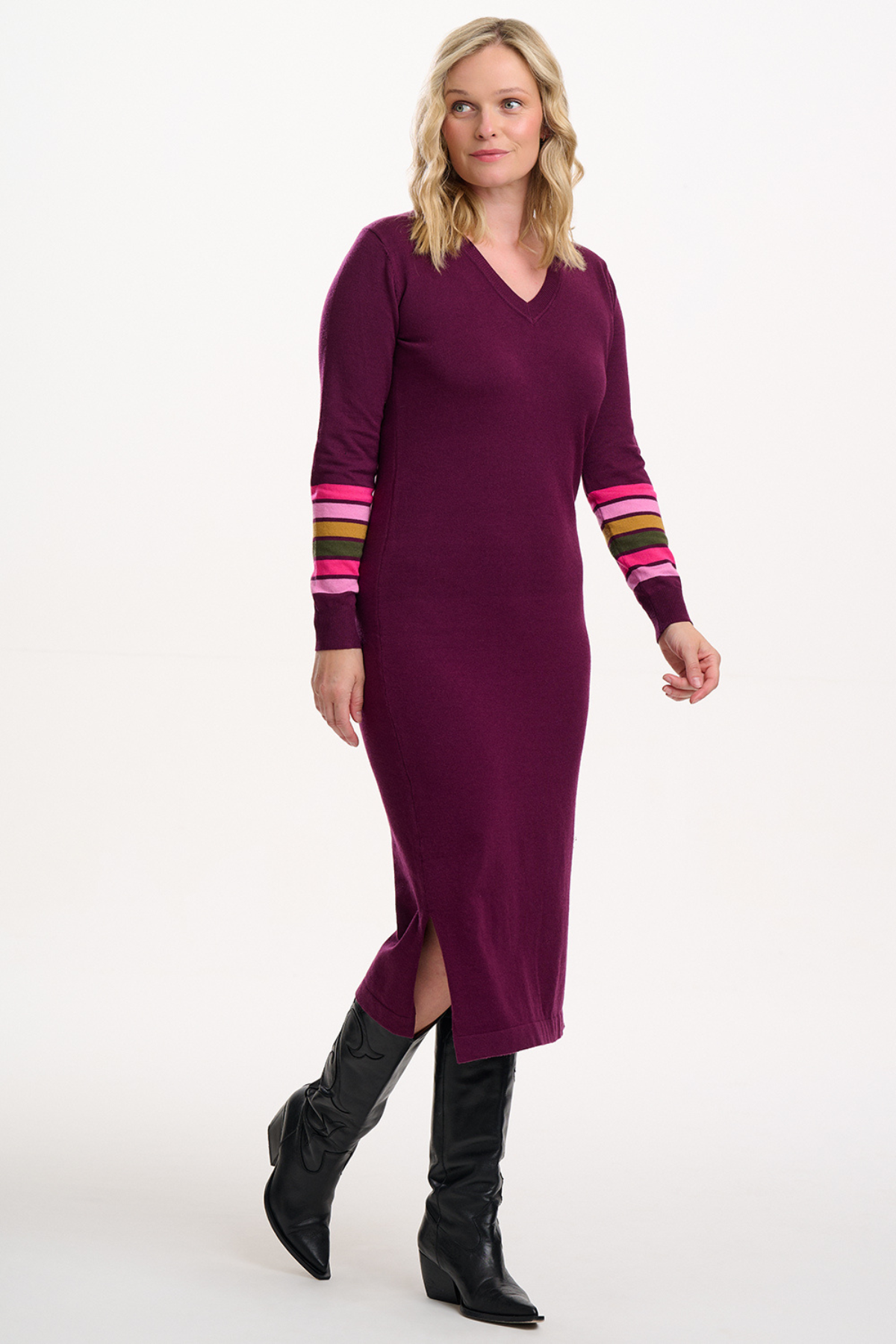 Kvinde i Dania Knit Midi Dress vist i halv profil med side-slit synlig