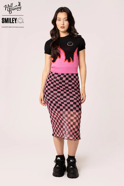 Model iført Distortion Skirt og Dylan Top, stående frontalt med arme ned langs siden.