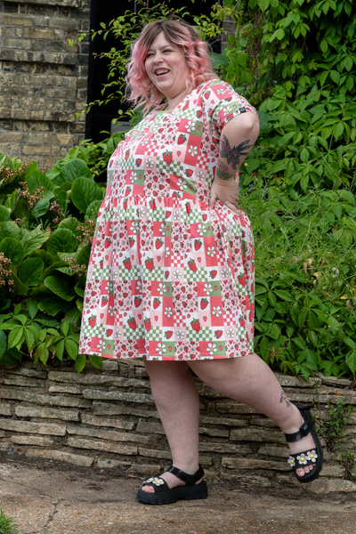 Jersey Kjole med Jordbær Picnic Print - Strawberry Picnic Smock Dress