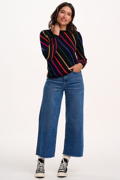 Model i Rowena Jumper og jeans – fuld figur, set forfra.